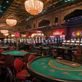 luxebet App ထဲတွင် Slots Live Casino Sportsbook ဂိမ်းများ ကစားနေသောပုံ